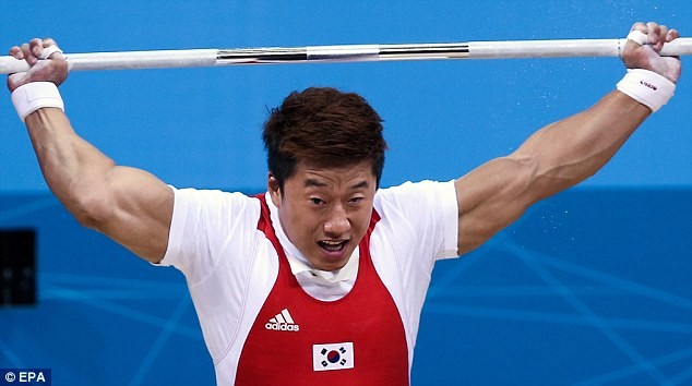 Nhà vô địch cử tạ của Hàn Quốc Jaehyouk Sa trước đó đã thành công với mức tạ 158kg, và anh quyết định nâng mức tạ lên 162kg, nỗ lực quá sức khiến khuỷu tay phải của anh bị gãy...